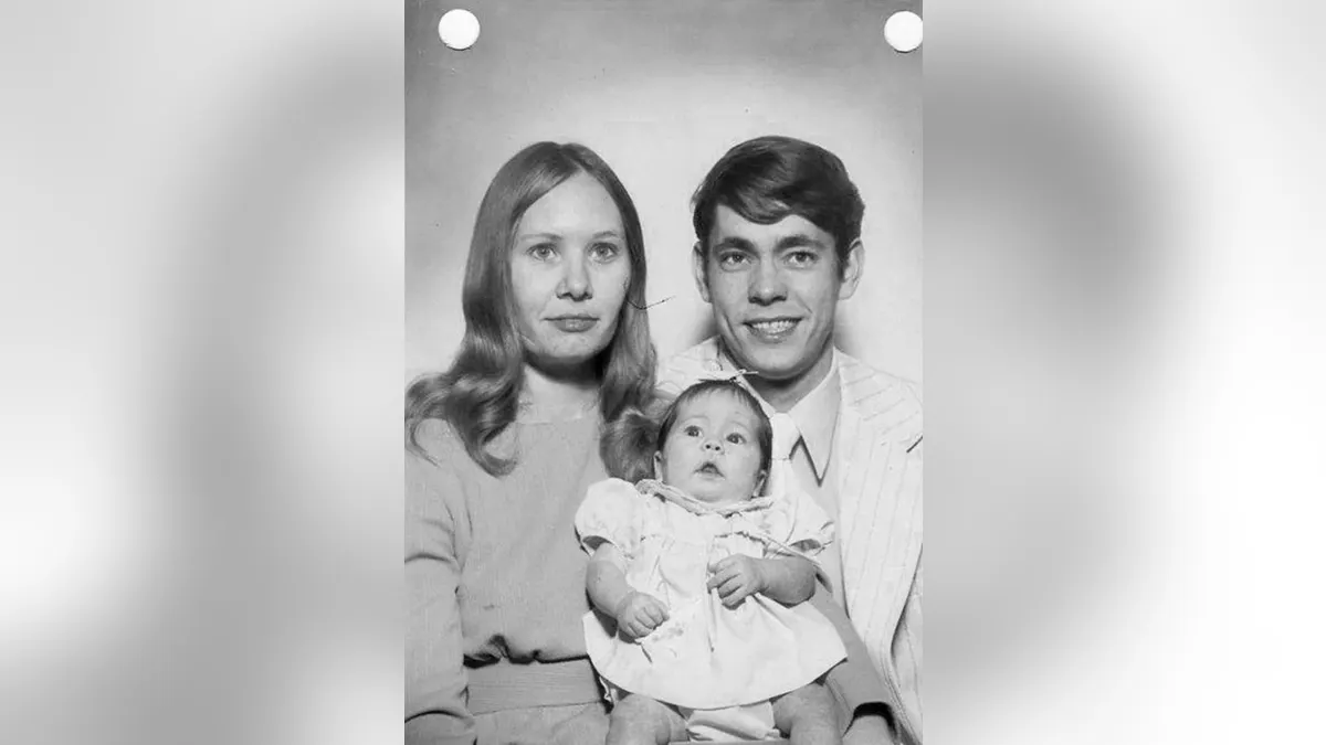 През 1971 г. една жена почука на вратата и каза, че е бавачката. След минути си тръгна с 22-месечно дете… и изчезна завинаги. 1 Melissa Highsmith baby photos 4