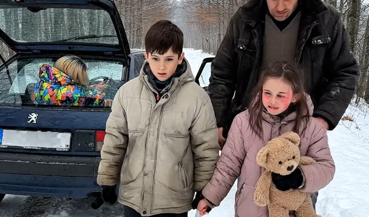 Малките пръстчета на Рая побеляха около мечето, а от устата ѝ излизаше пара, която секна още преди да се издигне – толкова беше студено. 1 Screenshot 2026 02 10 220417
