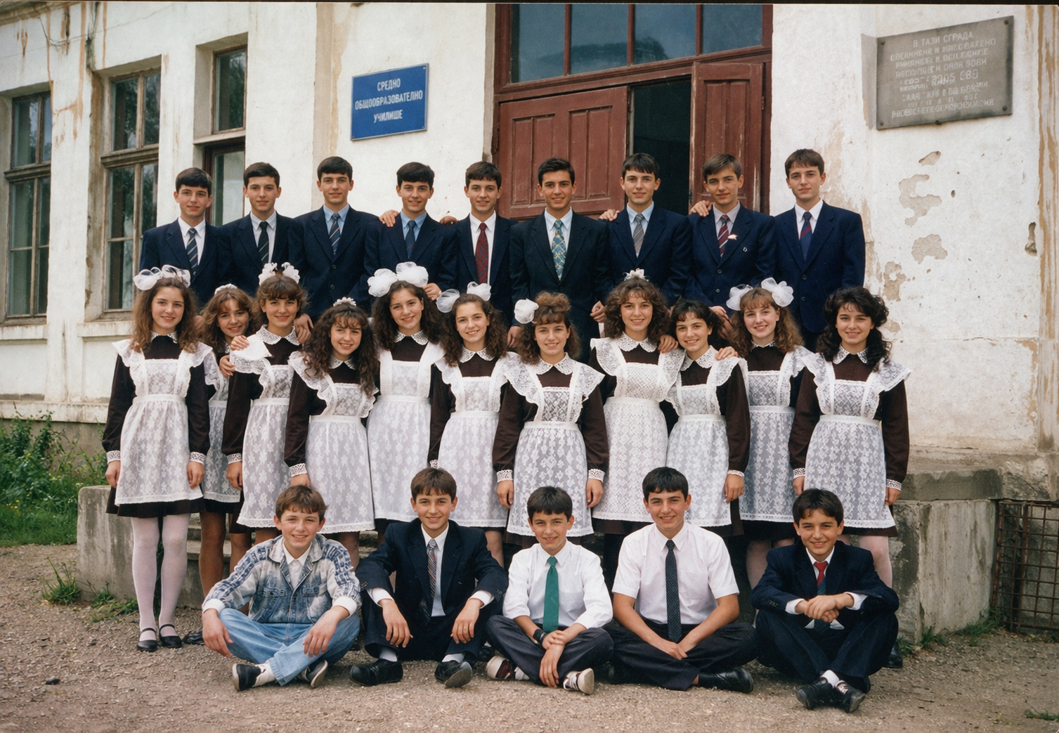 През 1992 година цял випуск изчезва без следа… а истината излиза наяве чак след три десетилетия 😲 1 3f2b6f4e b940 4c29 90ee f88c6262b3c7