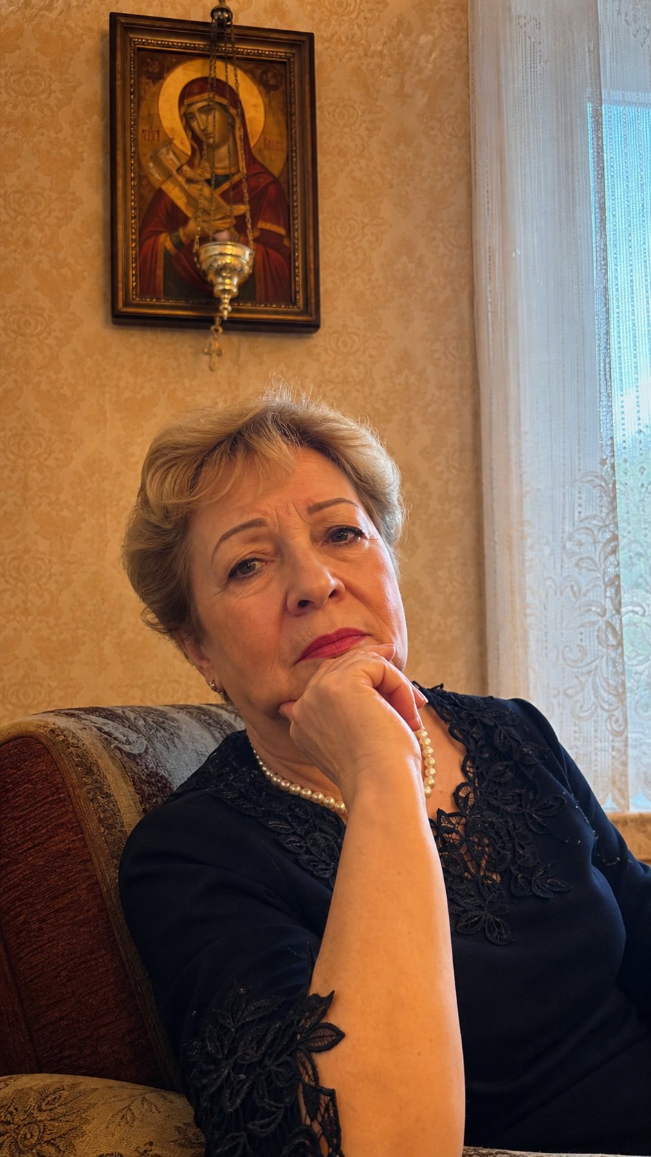 „Катя, аз не случайно толкова те молих да ме доведеш до морето… Тази вечер трябва да ти покажа нещо, преди да е станало късно.“ – каза майка ми и извади от нафталинената чанта малък, разпадащ се фотоалбум. 1 20151967 540f 4546 9cd4 d828ca5a1d2a