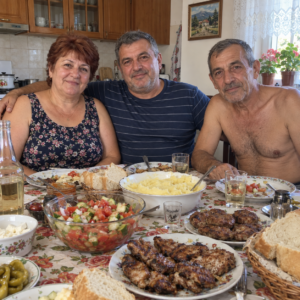 Съпругът ми доведе непознат мъж у дома и ме помоли да му позволя да пренощува само една нощ. Но на следващата сутрин случайно чух тайния им разговор в кухнята и разбрах, че този човек не се е появил случайно в живота ни.