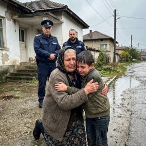 В три през нощта внукът ми се появи на вратата — целият в кал, треперещ, с ужас, изписан по лицето.