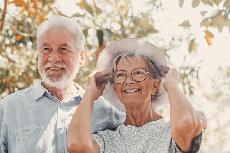 Пенсиите през ноември идват от Н0ВА дата 1 elderly couple embracing spring park outdoors having fun enjoying together looking trees two old mature people love caring each otherxa 516988 2430
